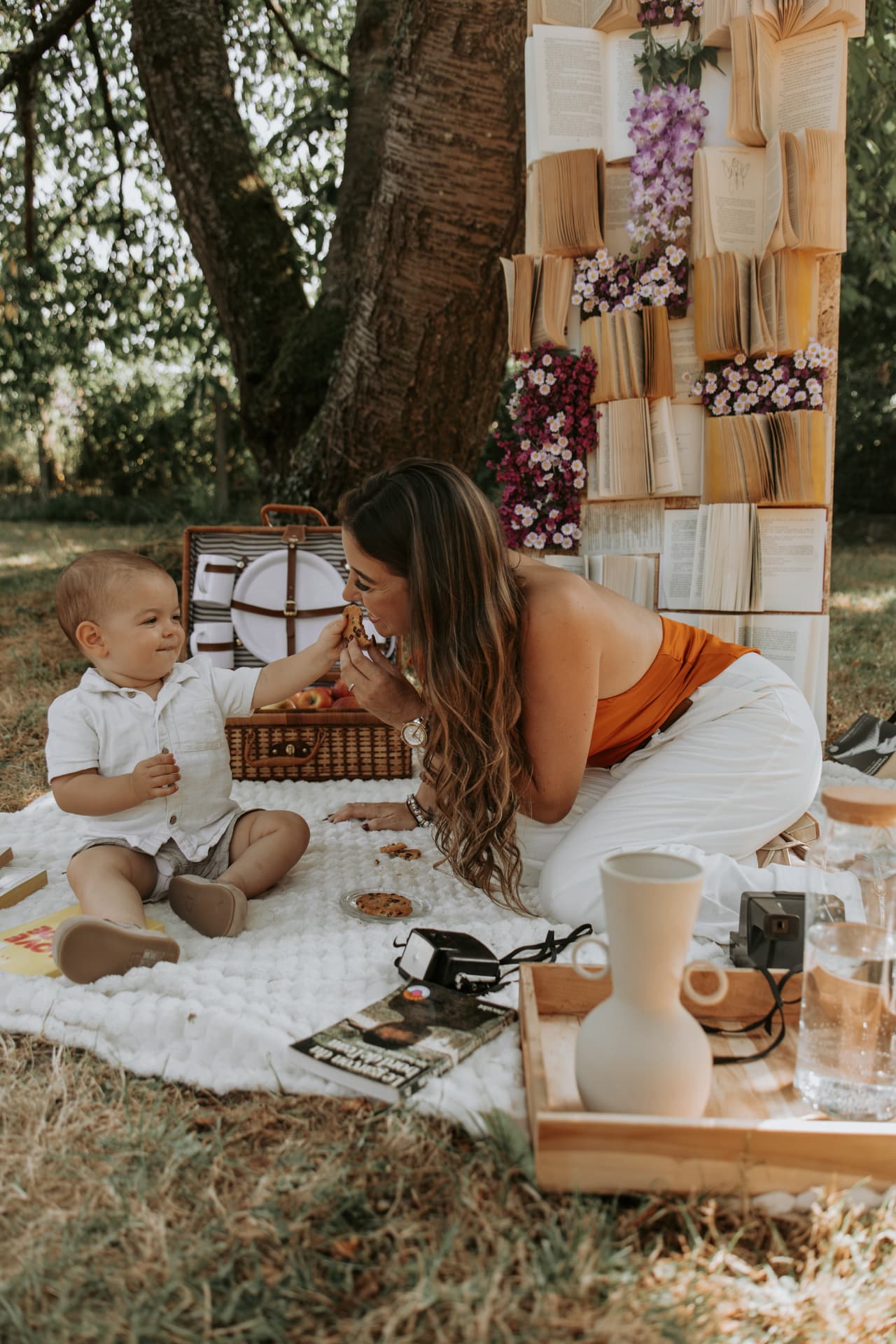 Bébé partageant un biscuit avec sa maman pendant une mini session photo