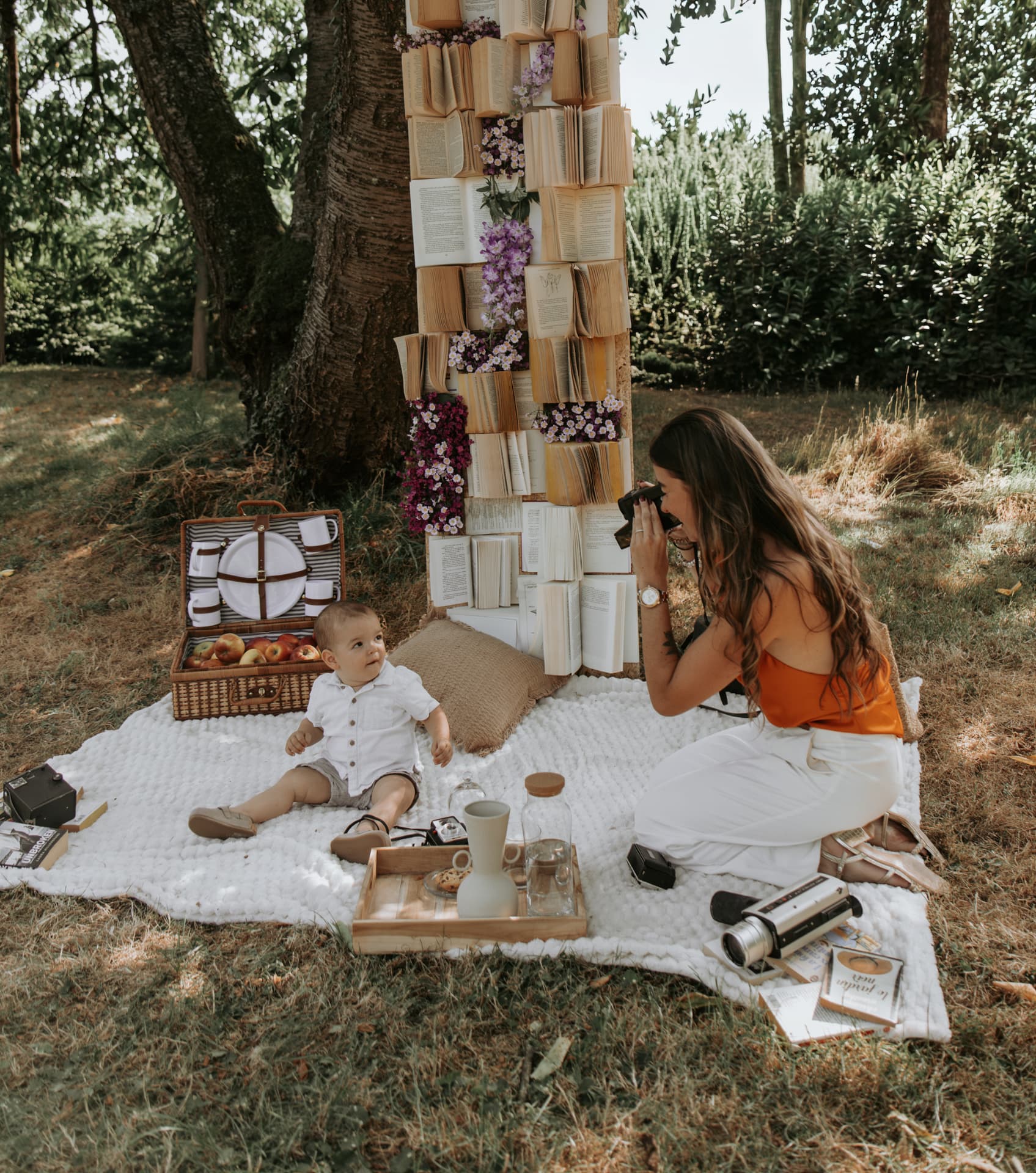 Maman photographiant son bébé lors d'une mini session en extérieur à Bois d'Haine